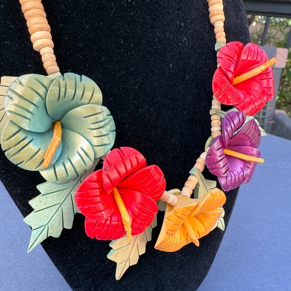 Stunning Tropical Hibiscus Floral Statement Necklace - Handcarved Wood - Picture 4 of 17